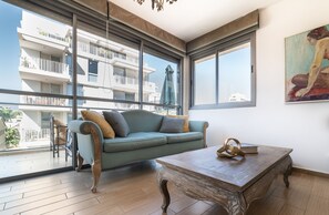 Comfort-Apartment | Wohnbereich | 27-Zoll-Smart-TV mit Kabelempfang, Fernseher