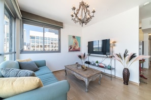 Apartamento conforto | Área de estar | Smart TV 27 polegadas com canais a cabo, TV