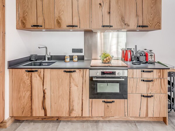 Kjøleskap, mikrobølgeovn, oppvaskmaskin og kaffetrakter/tekoker