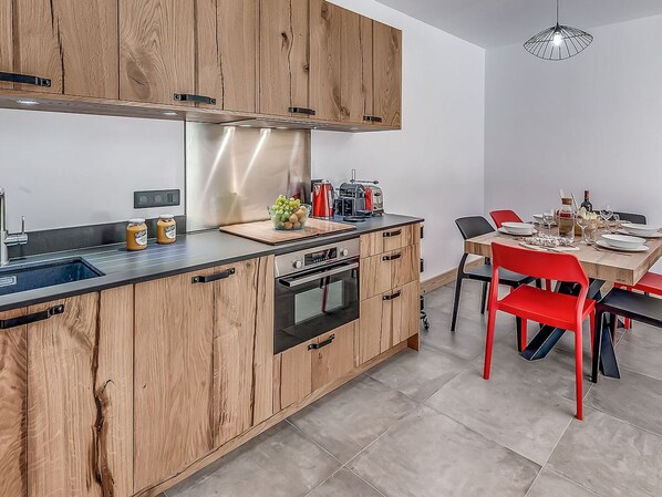 Kjøleskap, mikrobølgeovn, oppvaskmaskin og kaffetrakter/tekoker