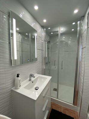 Douche, sèche-cheveux, serviettes fournies, savon