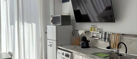 Coffee/tea maker, fridge, microwave, stovetop