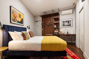 A bedroom with a bed, a desk, and a chair. - Utopian - Design Suites Porto (Porto)
