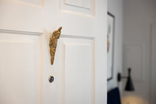 A white door with a gold decorative handle. - Utopian - Design Suites Porto (Porto)