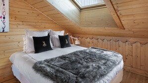 A cozy wooden room with a sloped ceiling and a skylight. - Modern Duplex in Méribel Village, ski-in/ski-out access and pool (Méribel)