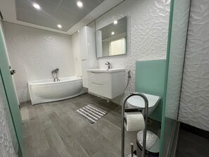 Badewanne, Whirlpool, Haartrockner, Handtücher