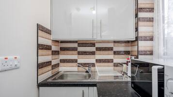 Studio, 1 Queen Bed | Private kitchen | Fridge, microwave, oven, stovetop