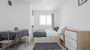 Studio, 1 Queen Bed | Iron/ironing board, free WiFi, bed sheets
