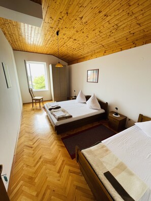 4 soverom, strykejern/-brett, reiseseng for barn og wi-fi (inkludert)