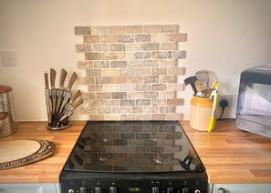 Cottage | Private kitchen | Fridge, microwave, oven, stovetop