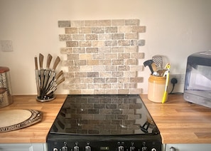 Fridge, microwave, oven, stovetop - 18th Century Cosy Cottage Near Stratford Upon Avon (Stratford-upon-Avon)