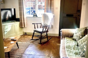 Fireplace - 18th Century Cosy Cottage Near Stratford Upon Avon (Stratford-upon-Avon)