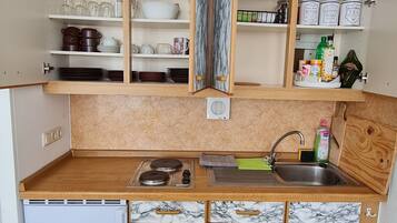 Kühlschrank, Mikrowelle, Ofen, Wasserkocher mit Kaffee-/Teezubehör