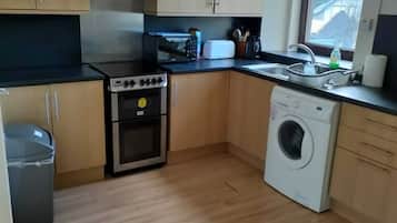 Apartment, Multiple Beds | Private kitchen | Fridge, microwave, oven, stovetop