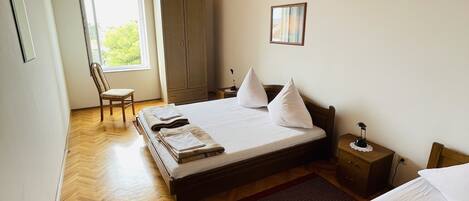 2 slaapkamers, een strijkplank/strijkijzer, reisbedje, gratis wifi