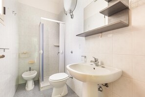 A bathroom with a toilet, bidet, and a sink. - 2715 Baia Verde Apartments - Appartamento Ancora (Gallipoli)