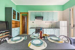 Departamento básico | Cocina privada | Comedor 