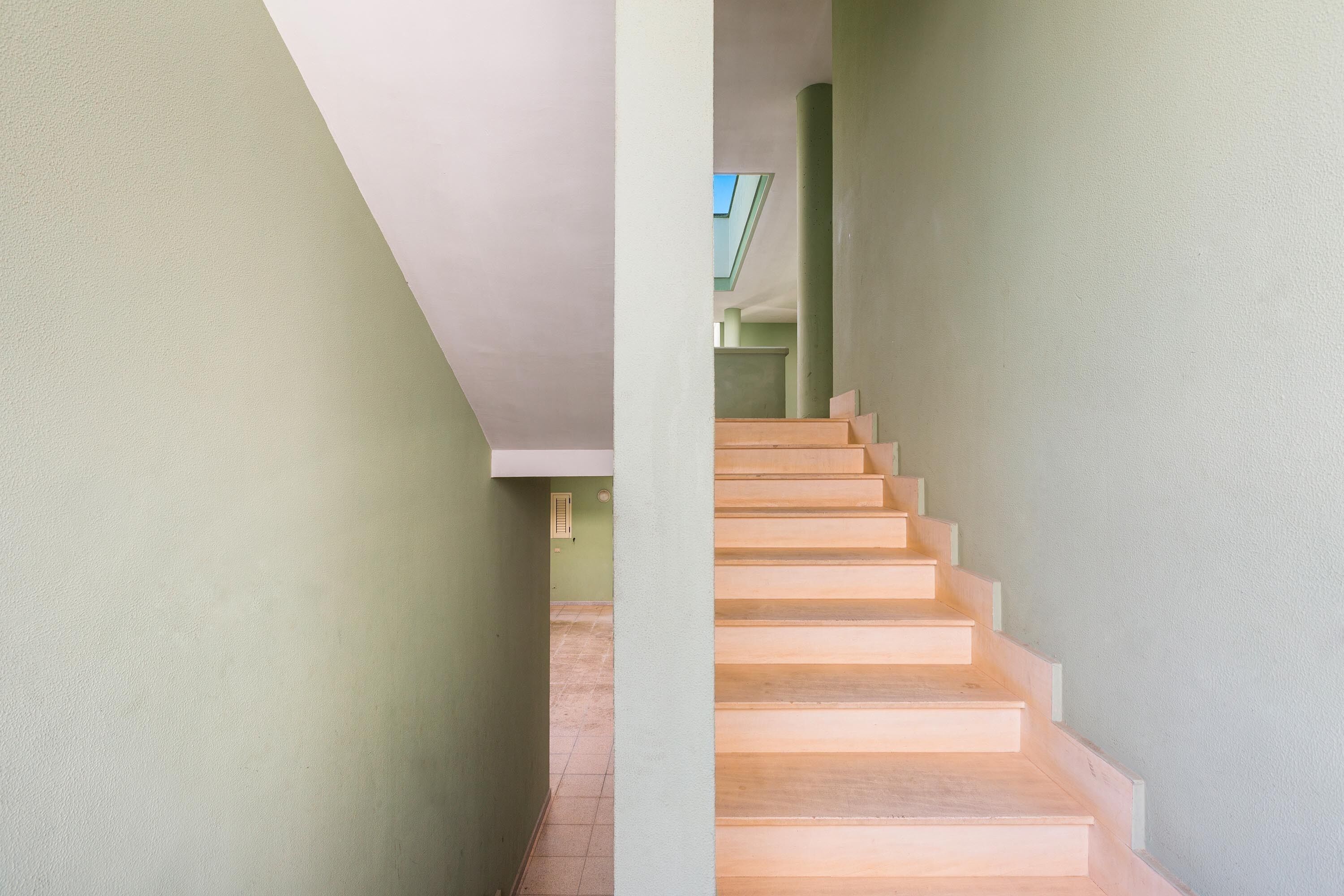 Eine Treppe mit Oberlicht und Blick ins Innenraum.