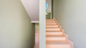 A staircase with a skylight and a view of the interior space. - 2716 Baia Verde Apartments - Appartamento Timone (Gallipoli)