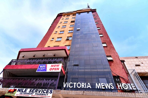 El Hotel Victoria Mens, con un cartel llamativo que indica que está abierto.