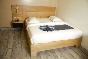 Egyptian cotton sheets, premium bedding, memory-foam beds, in-room safe - Victoria Mews Hotel (Kampala)