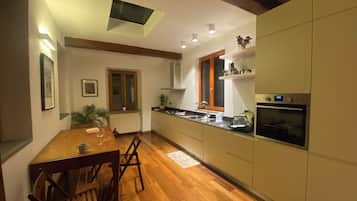 Frigorifero, microonde, forno, piano cottura