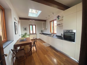 Fridge, microwave, oven, stovetop - Spacious apartment by the sea in the historic center of Orbetello (Orbetello)
