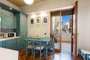 Geschirrspüler, Esstisch