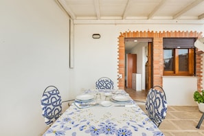 1 dormitorio y tabla de planchar con plancha