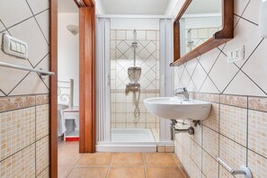 Regadera, secadora de cabello, bidet 