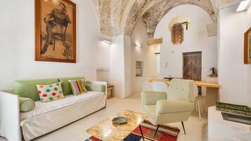 Basic Apartment | Living room