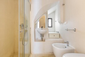 Regadera, secadora de cabello, bidet 