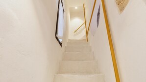 A staircase with white walls and a wooden handrail. - 3011 Casa del Capitano by Barbarhouse (Racale)