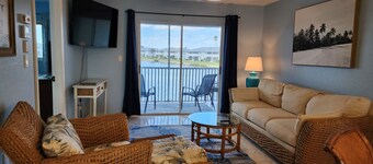 Beautifully renovated lakefront condo! Executive Rental, Monthly Rental