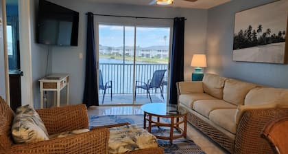 Beautifully renovated lakefront condo! Executive Rental, Monthly Rental