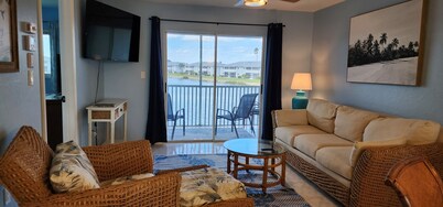 Beautifully renovated lakefront condo! Executive Rental, Monthly Rental