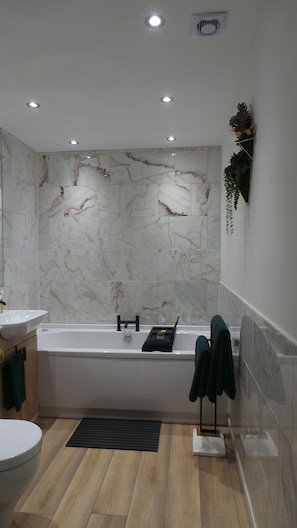 Dusche, Whirlpool, Haartrockner, Handtücher