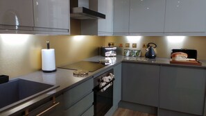 Fridge, microwave, oven, stovetop - Luxury Apartment in Grade II listed building (Plymouth)
