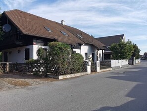 Eine Reihe traditioneller Häuser mit geneigten Dächern und einer gepflasterten Straße.