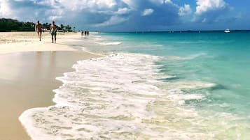 In Strandnähe, Liegestühle, Strandtücher