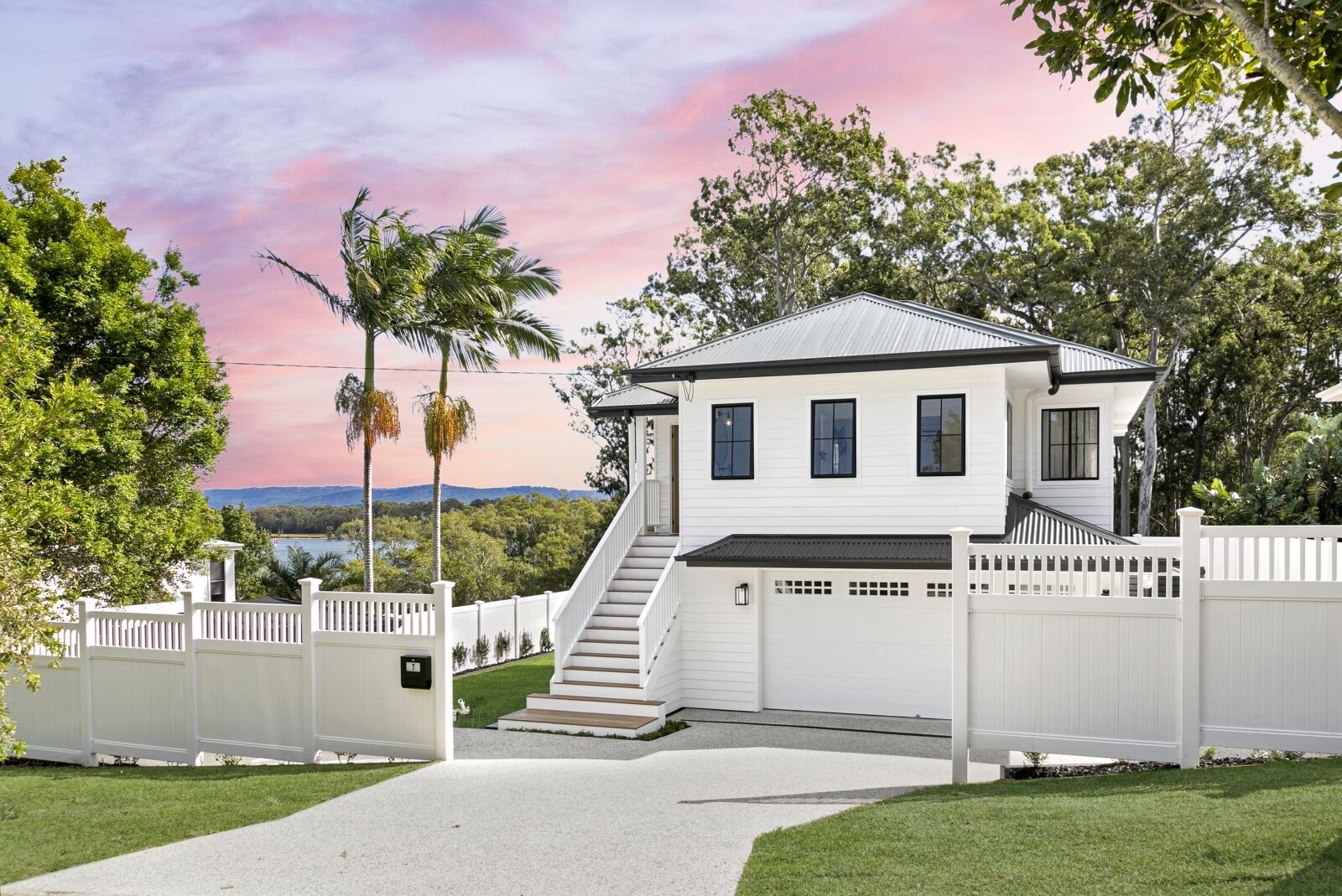 5 minutes to theme park, 30 seconds to the water & arcade games room!