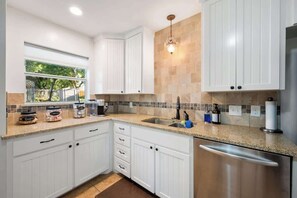 Fridge, microwave, oven, stovetop - Best Location,Steps to Dickies Arena,Close to TCU! (Fort Worth)