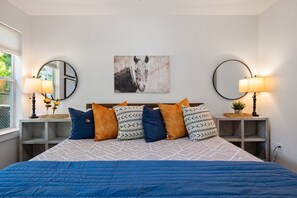 3 bedrooms, iron/ironing board, travel cot, WiFi - Best Location,Steps to Dickies Arena,Close to TCU! (Fort Worth)