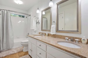 Bathtub, hair dryer, towels - Best Location,Steps to Dickies Arena,Close to TCU! (Fort Worth)