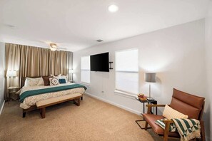 3 bedrooms, iron/ironing board, travel cot, WiFi - Best Location,Steps to Dickies Arena,Close to TCU! (Fort Worth)