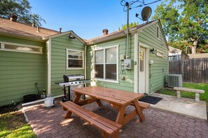 Outdoor dining - Best Location,Steps to Dickies Arena,Close to TCU! (Fort Worth)