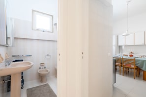 Basic Apartment | Bathroom