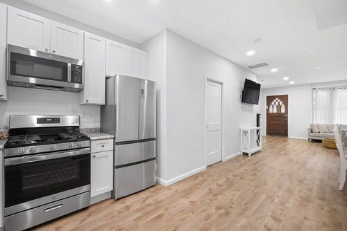 Orange Loop Beach House · Direct Beer Hall Access+ 1.5Block to Boardwalk