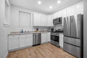 Réfrigérateur, four à micro-ondes, un four, surface de cuisson