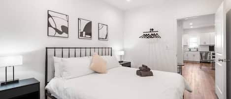 1 habitación, tabla de planchar con plancha, wifi gratis y ropa de cama